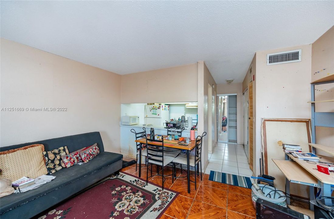 Living room/dining area