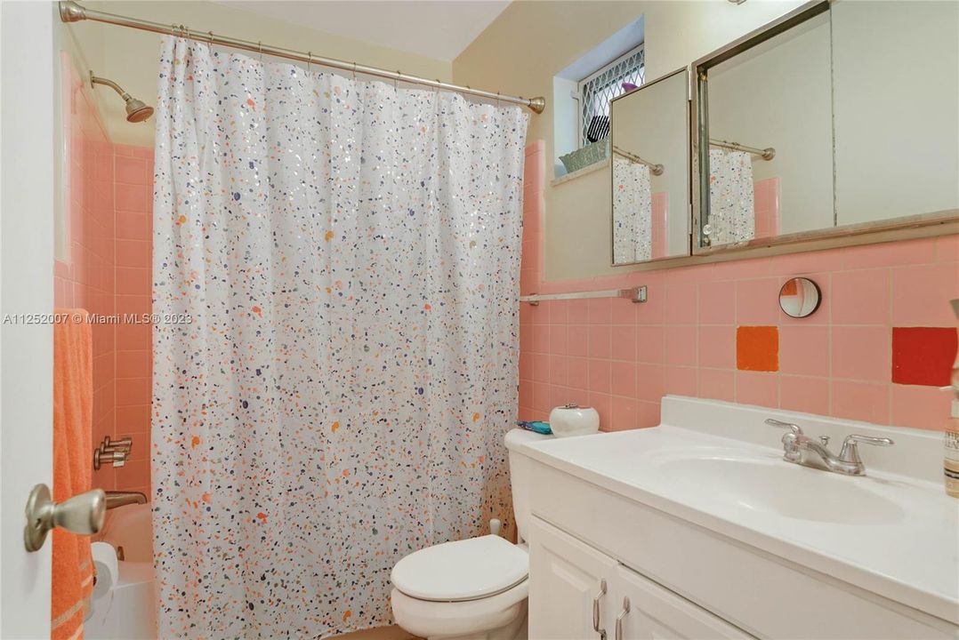 最近售出: $175,000 (1 贝兹, 1 浴室, 738 平方英尺)