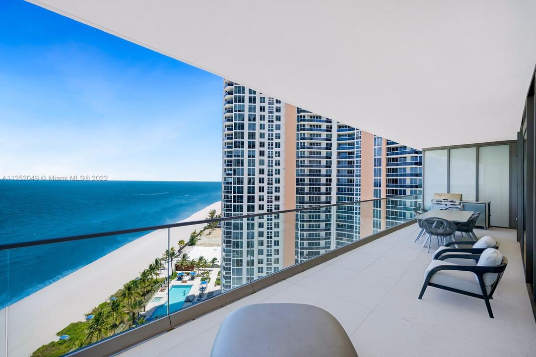 Recently Sold: $3,950,000 (3 beds, 3 baths, 2716 Square Feet)