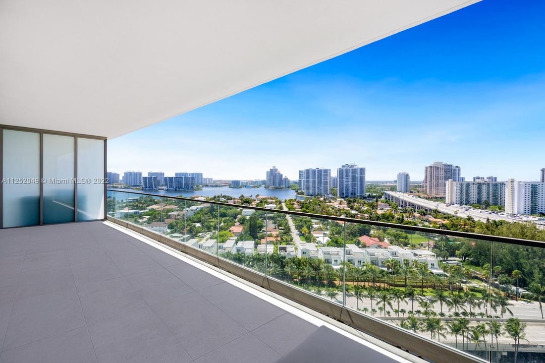 Recently Sold: $3,950,000 (3 beds, 3 baths, 2716 Square Feet)