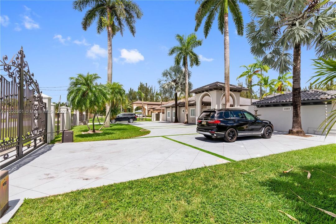 Recently Sold: $2,295,000 (5 beds, 5 baths, 5081 Square Feet)