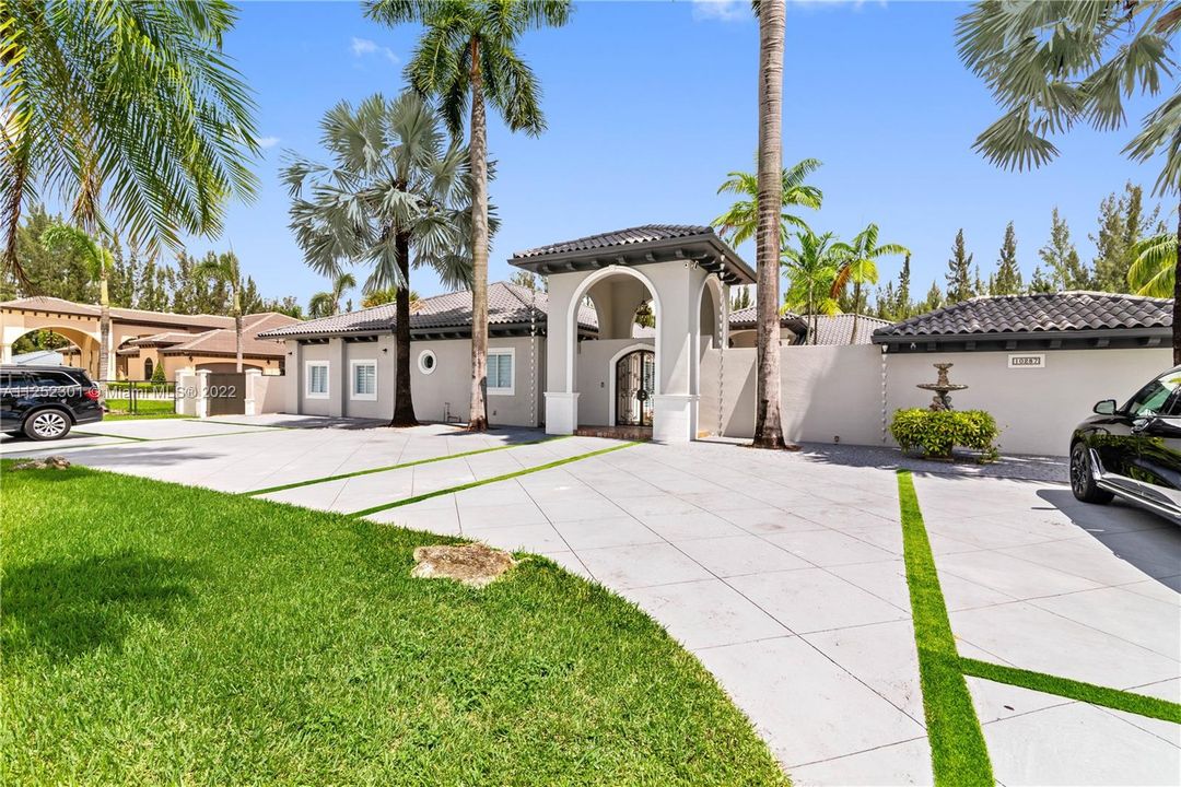 Recently Sold: $2,295,000 (5 beds, 5 baths, 5081 Square Feet)