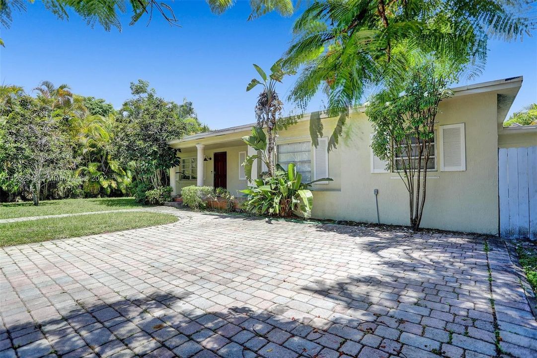 Recently Sold: $849,000 (4 beds, 2 baths, 1558 Square Feet)