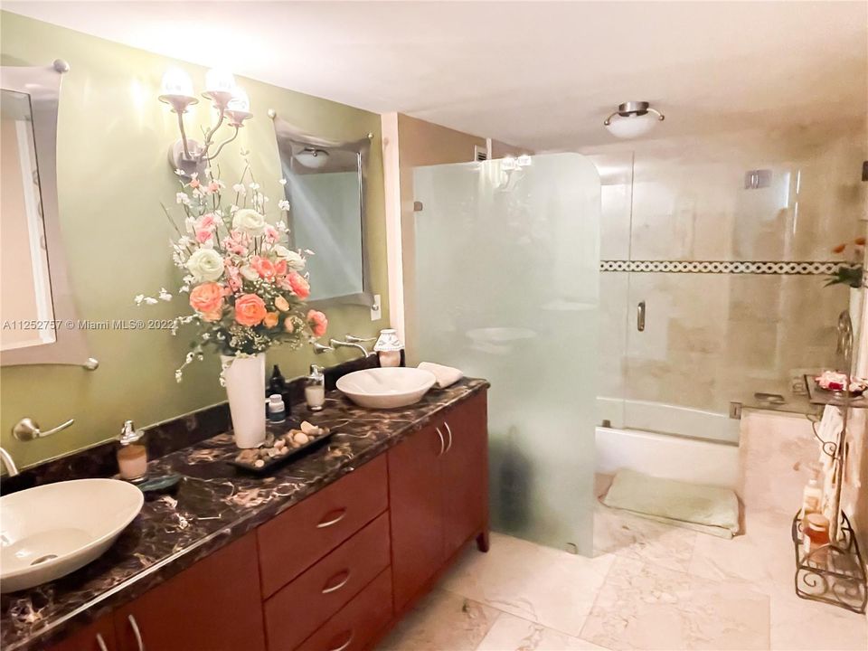 Recently Sold: $1,100,000 (2 beds, 2 baths, 1409 Square Feet)