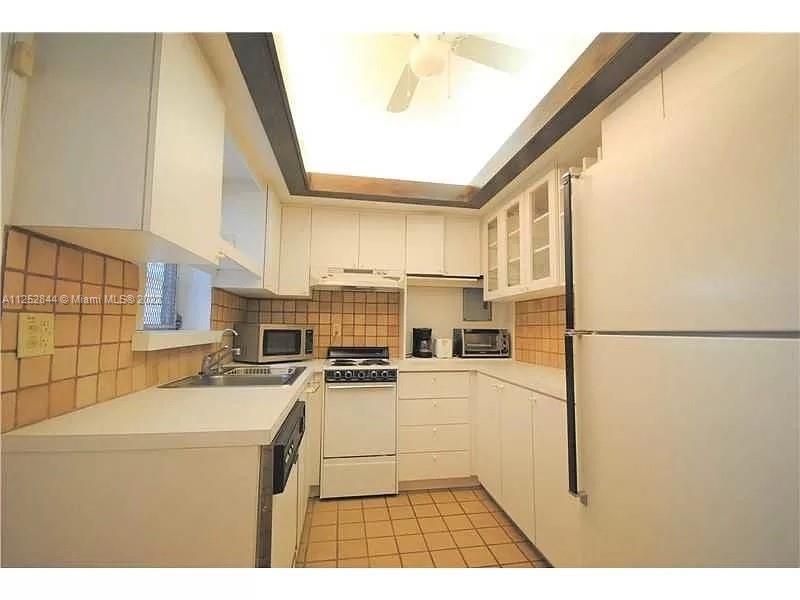 Recently Rented: $2,300 (2 beds, 1 baths, 3004 Square Feet)