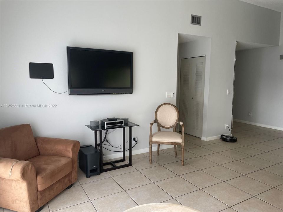 Recently Rented: $3,000 (3 beds, 2 baths, 1195 Square Feet)