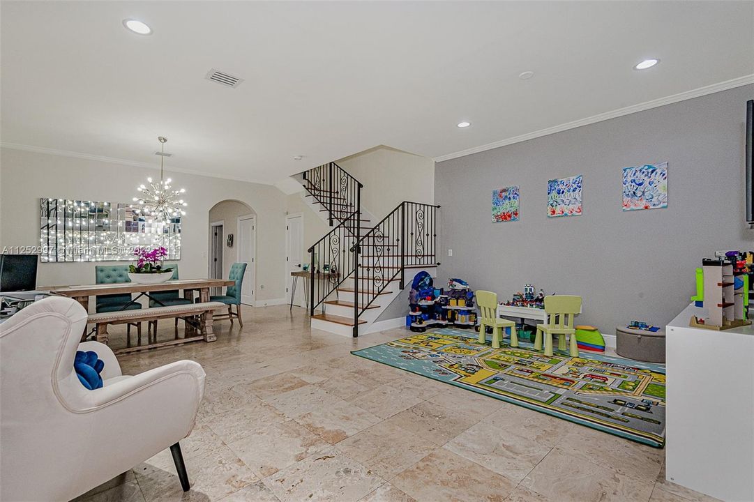 Recently Sold: $1,550,000 (3 beds, 2 baths, 2211 Square Feet)