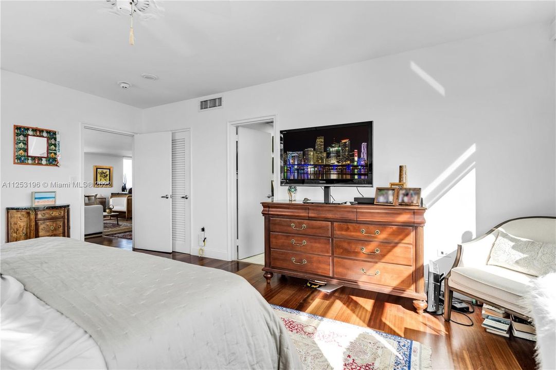 Recently Sold: $1,290,000 (2 beds, 2 baths, 1350 Square Feet)