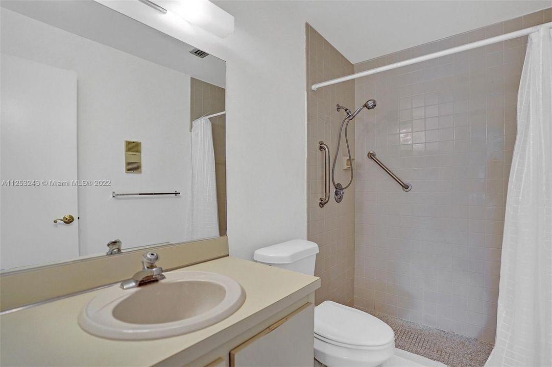 最近售出: $200,000 (2 贝兹, 2 浴室, 863 平方英尺)