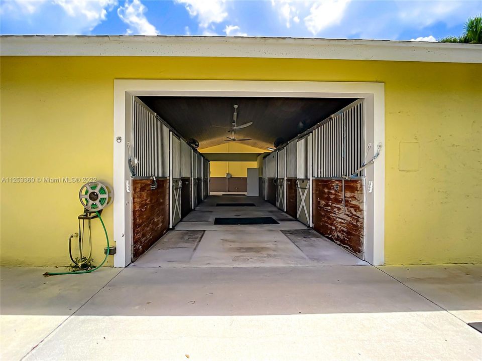 Barn with 7 Stalls