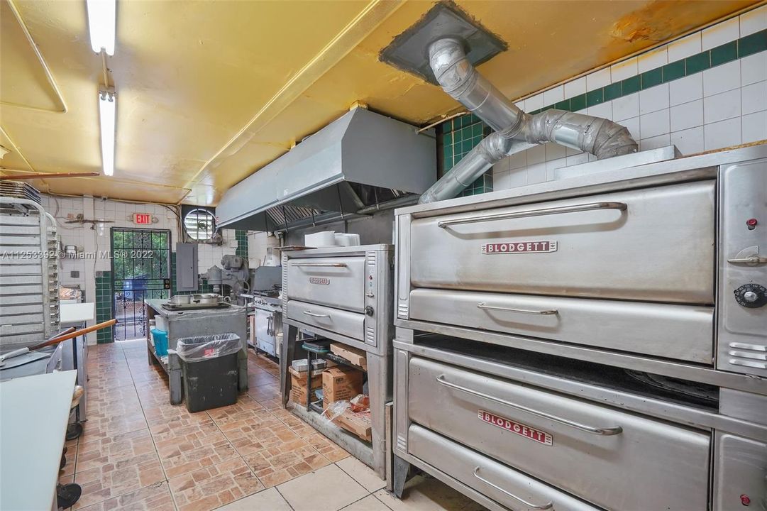 Kitchen w gas cooking and new pizza ovens