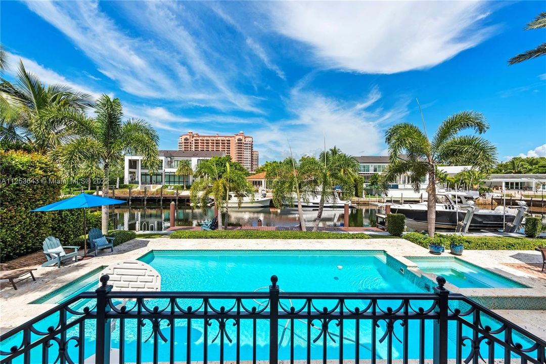 Recently Sold: $10,950,000 (6 beds, 5 baths, 5410 Square Feet)