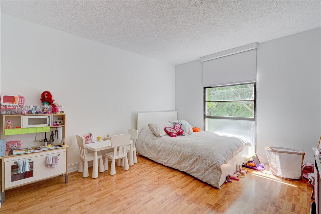 Recently Sold: $330,000 (2 beds, 2 baths, 1081 Square Feet)