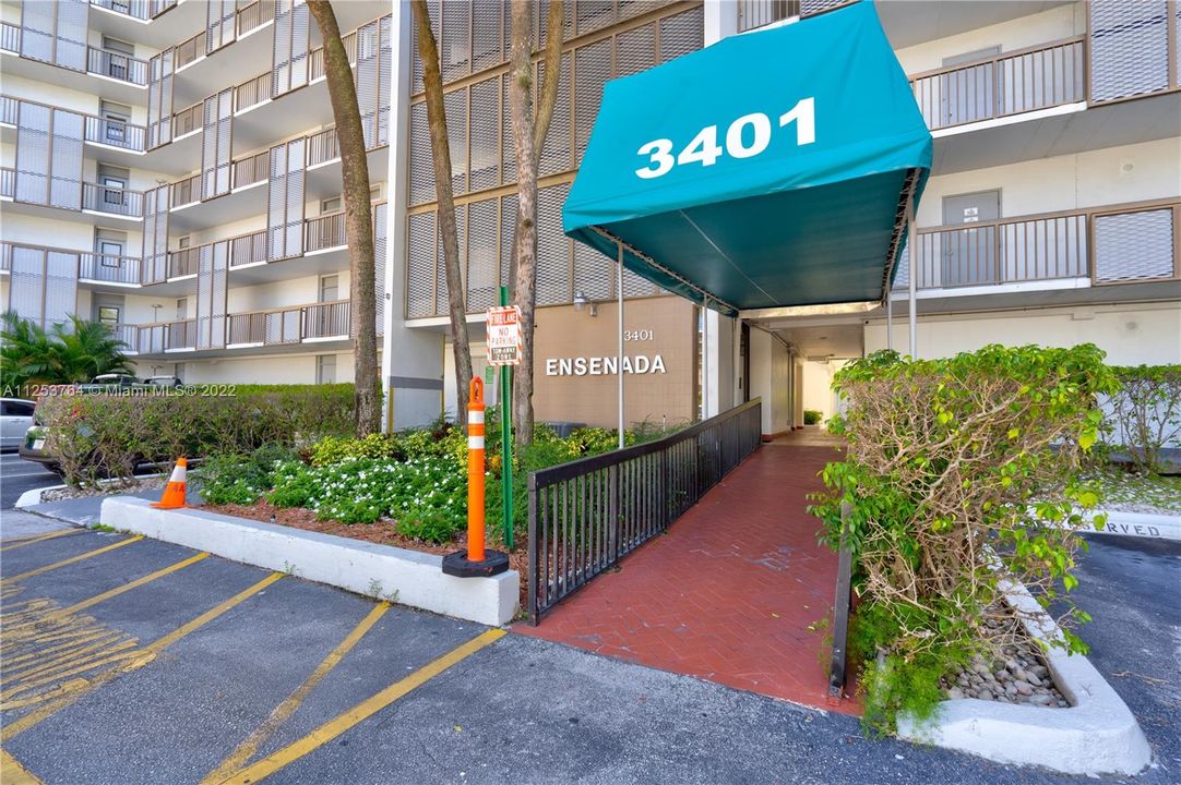 Recently Sold: $330,000 (2 beds, 2 baths, 1081 Square Feet)