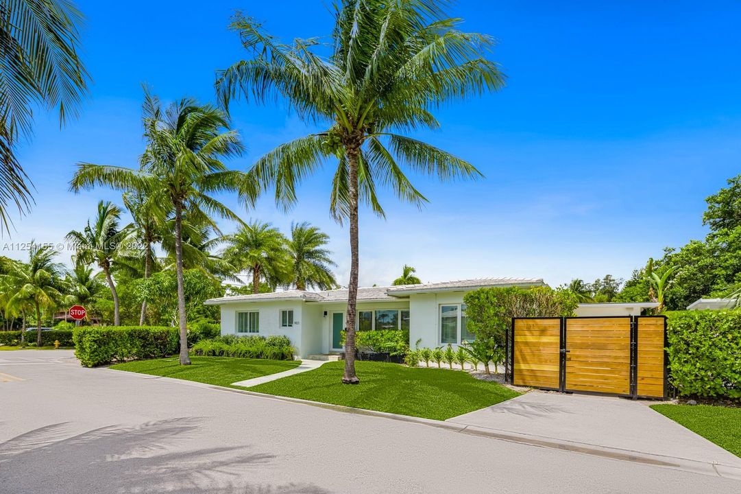 Recently Sold: $2,199,000 (4 beds, 3 baths, 1915 Square Feet)