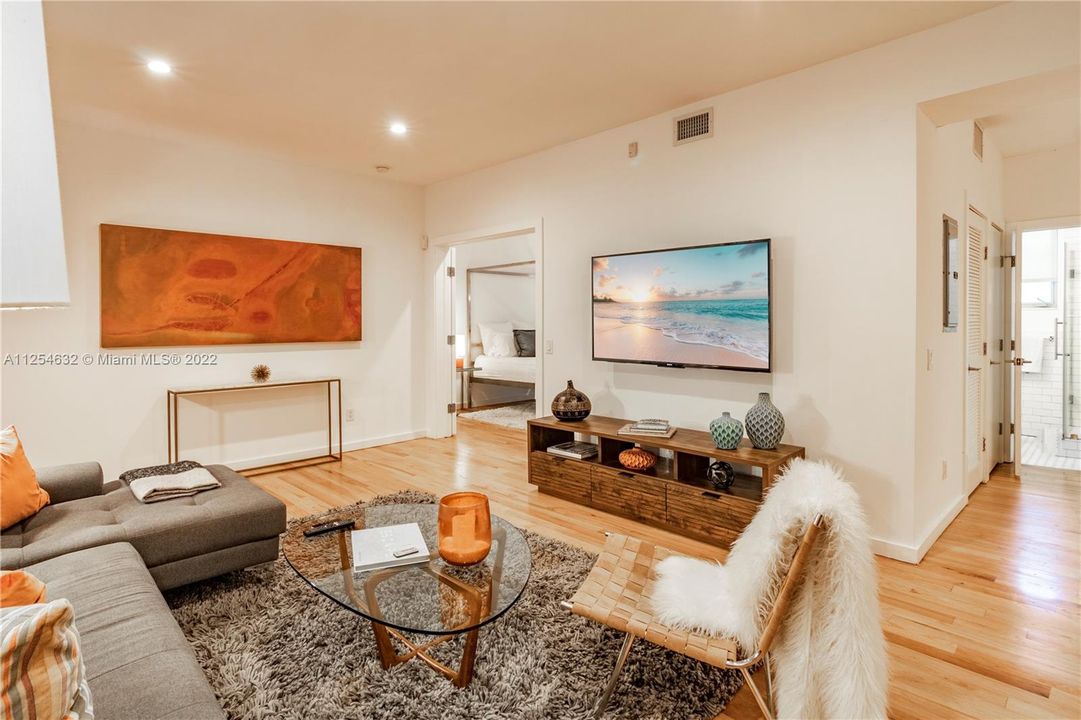 Recently Sold: $549,000 (2 beds, 2 baths, 990 Square Feet)