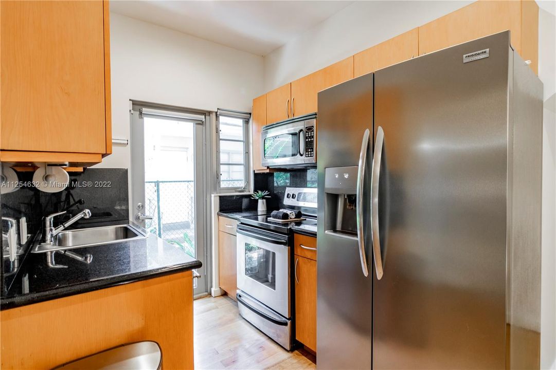 Recently Sold: $549,000 (2 beds, 2 baths, 990 Square Feet)