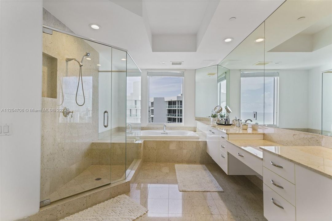 最近售出: $1,699,000 (3 贝兹, 2 浴室, 2733 平方英尺)