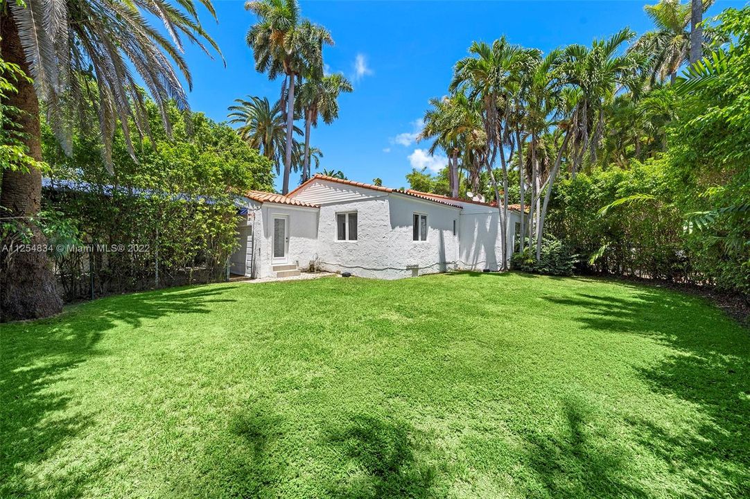 Recently Sold: $5,750,000 (6 beds, 5 baths, 2395 Square Feet)