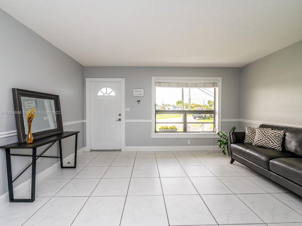 Recently Sold: $585,000 (3 beds, 1 baths, 1376 Square Feet)