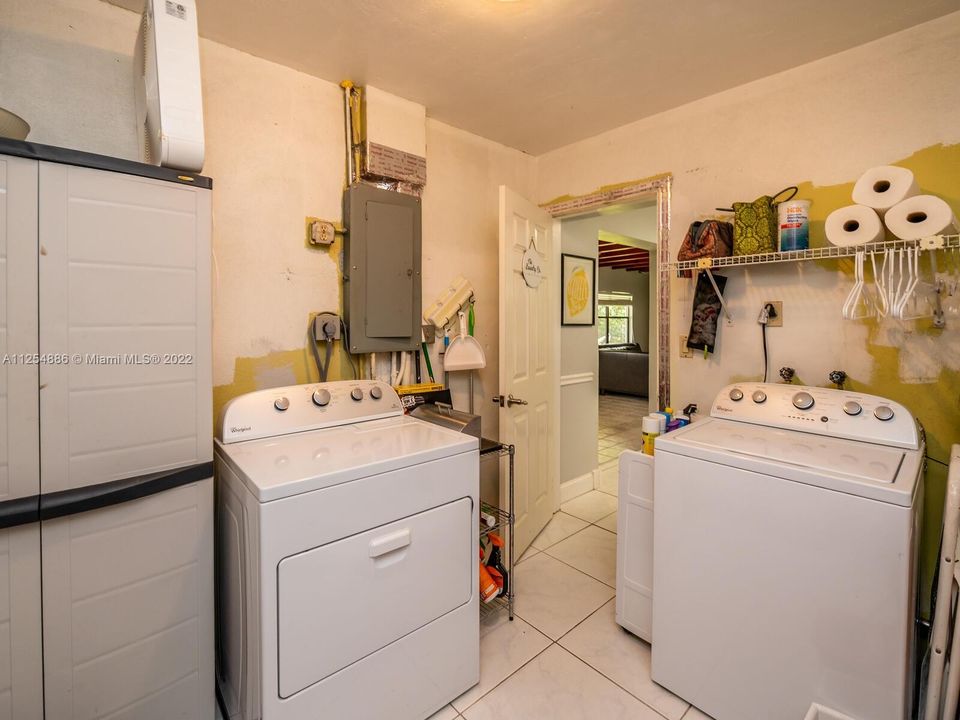 Recently Sold: $585,000 (3 beds, 1 baths, 1376 Square Feet)