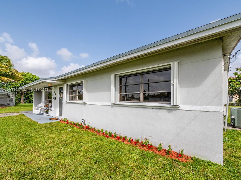 Recently Sold: $585,000 (3 beds, 1 baths, 1376 Square Feet)