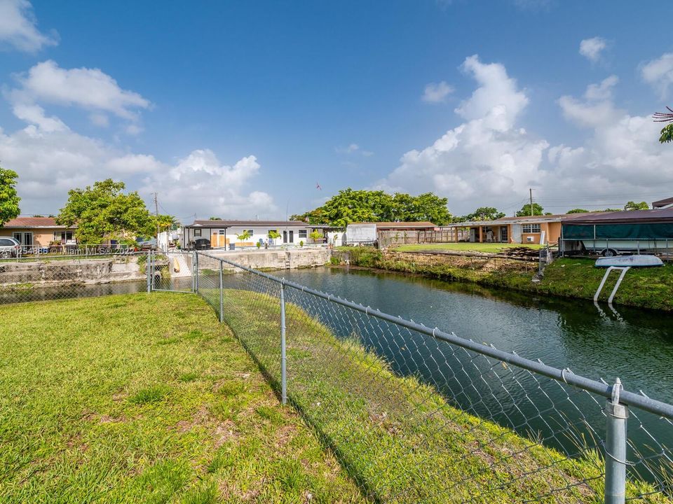 Recently Sold: $585,000 (3 beds, 1 baths, 1376 Square Feet)
