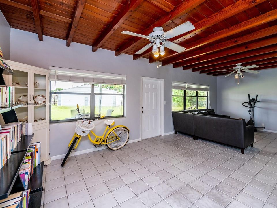 Recently Sold: $585,000 (3 beds, 1 baths, 1376 Square Feet)