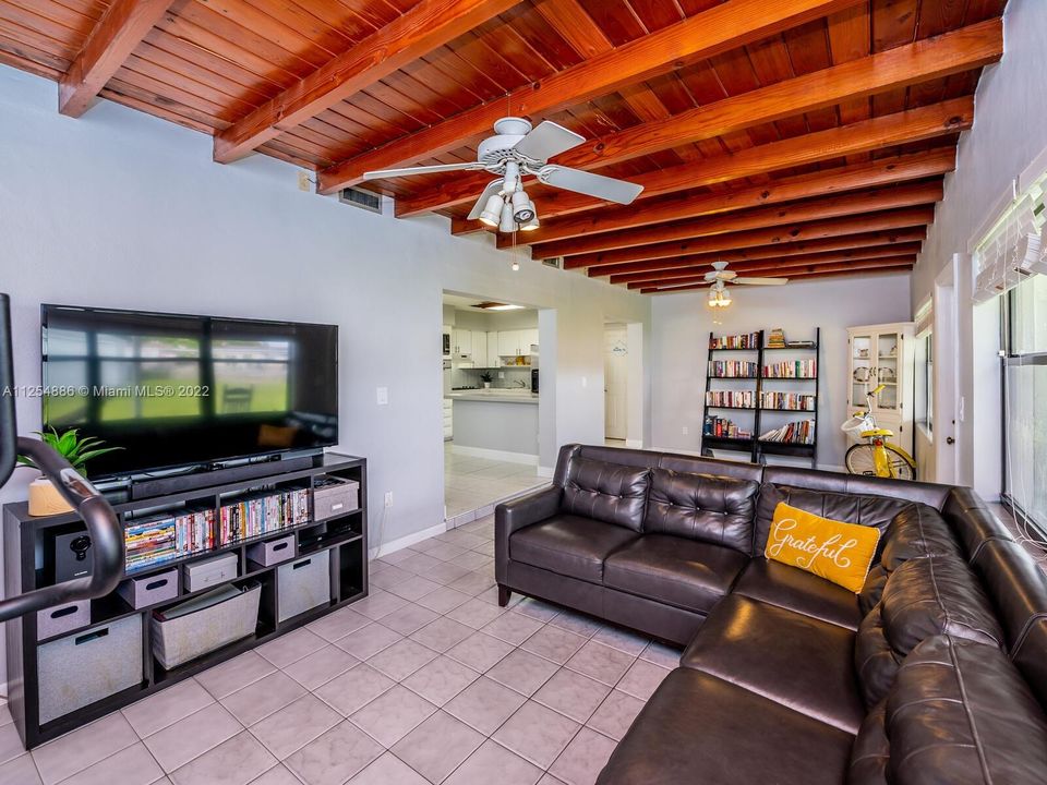 Recently Sold: $585,000 (3 beds, 1 baths, 1376 Square Feet)