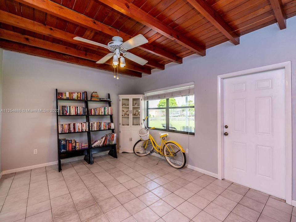 Recently Sold: $585,000 (3 beds, 1 baths, 1376 Square Feet)