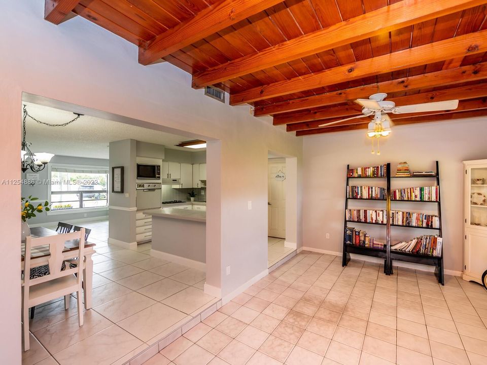 Recently Sold: $585,000 (3 beds, 1 baths, 1376 Square Feet)