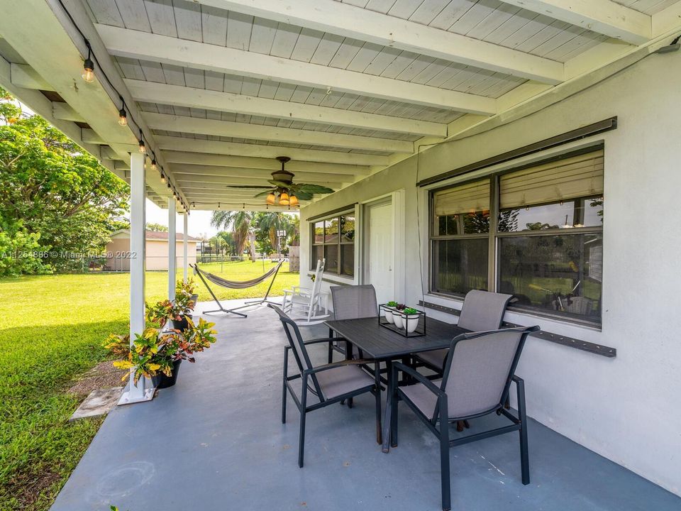 Recently Sold: $585,000 (3 beds, 1 baths, 1376 Square Feet)