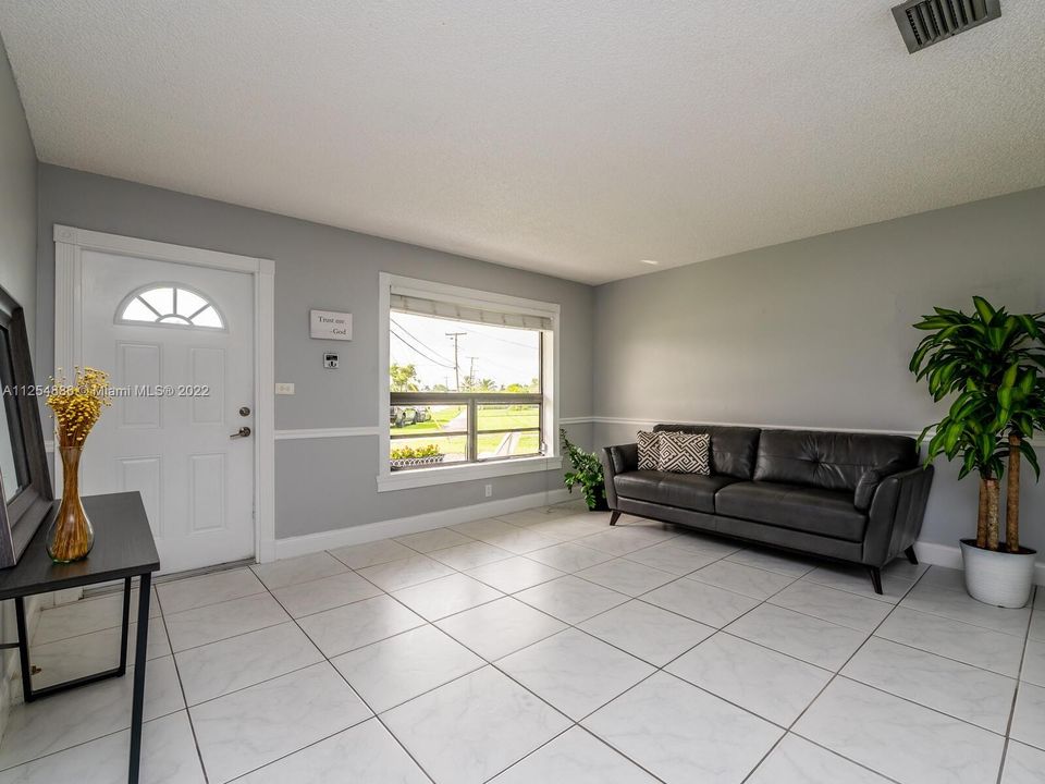 Recently Sold: $585,000 (3 beds, 1 baths, 1376 Square Feet)