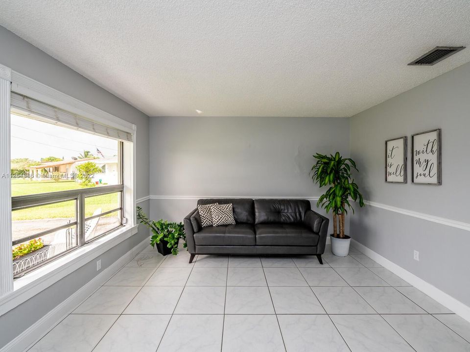 Recently Sold: $585,000 (3 beds, 1 baths, 1376 Square Feet)