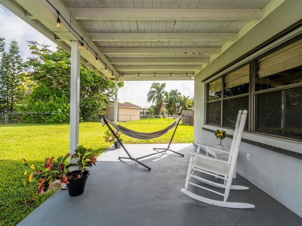Recently Sold: $585,000 (3 beds, 1 baths, 1376 Square Feet)