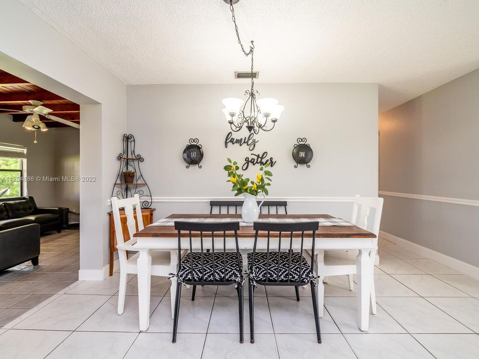 Recently Sold: $585,000 (3 beds, 1 baths, 1376 Square Feet)