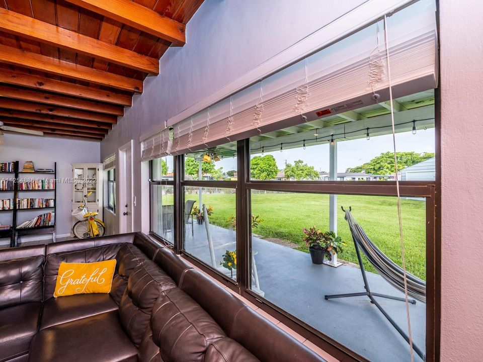 Recently Sold: $585,000 (3 beds, 1 baths, 1376 Square Feet)