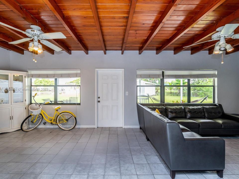 Recently Sold: $585,000 (3 beds, 1 baths, 1376 Square Feet)