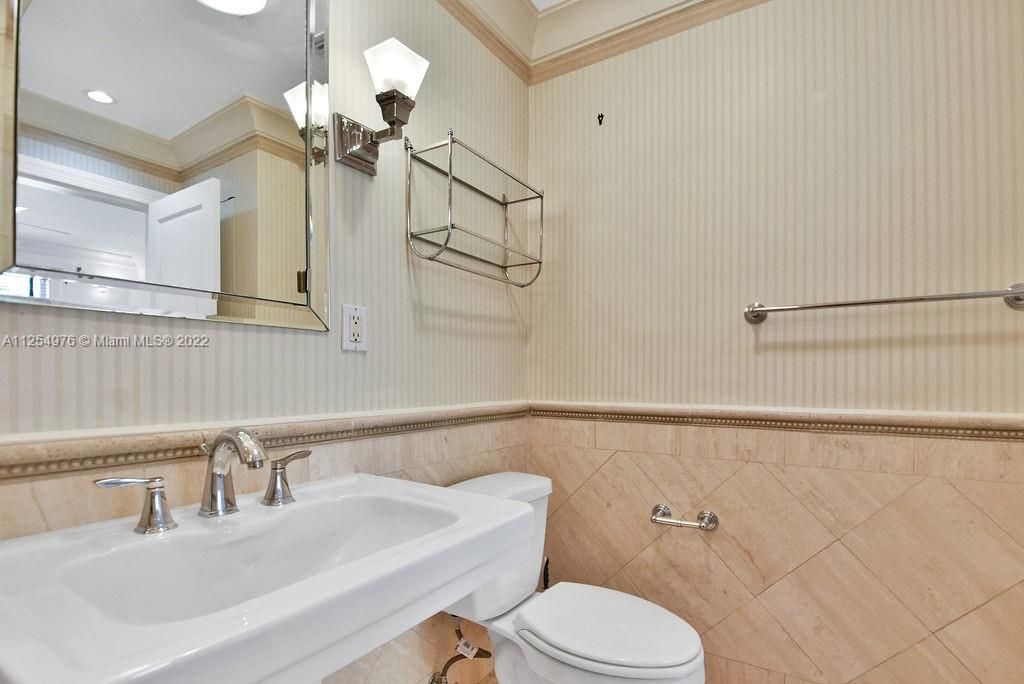 最近售出: $425,000 (2 贝兹, 2 浴室, 1045 平方英尺)