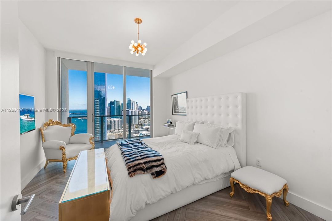 Recently Sold: $2,050,000 (3 beds, 4 baths, 1868 Square Feet)