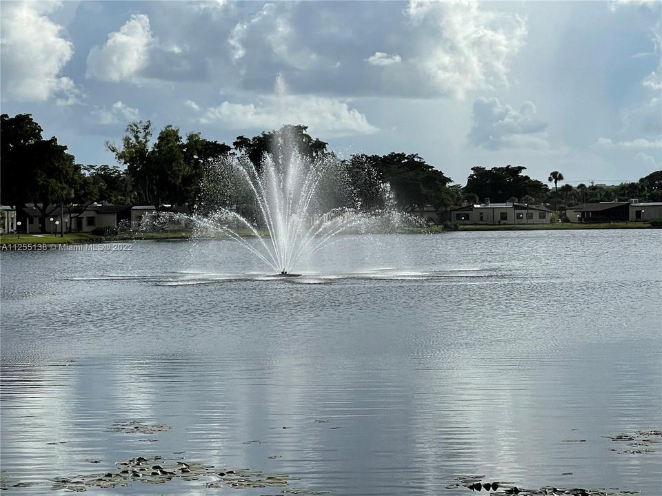 Other view of the fountain in the middle of the lake