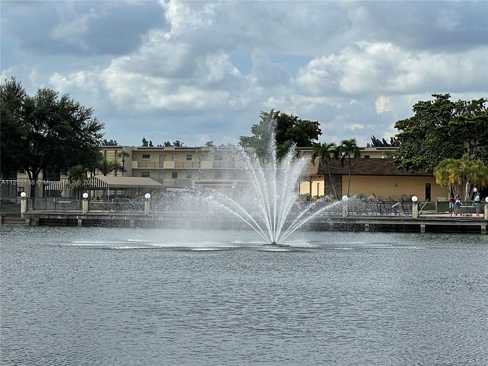Other view of the fountain in the middle of the lake