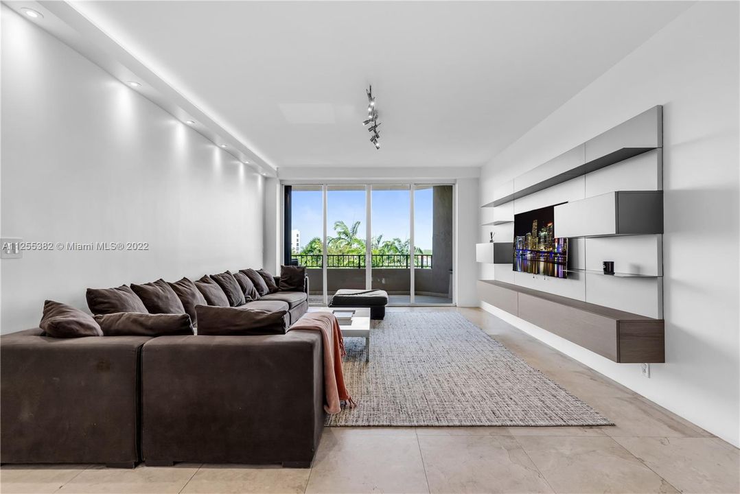Recently Sold: $2,195,000 (3 beds, 3 baths, 2001 Square Feet)
