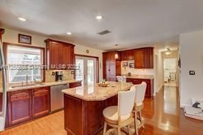 Recientemente alquilado: $4,750 (3 camas, 2 baños, 1485 Pies cuadrados)