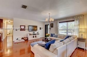 Recientemente alquilado: $4,750 (3 camas, 2 baños, 1485 Pies cuadrados)