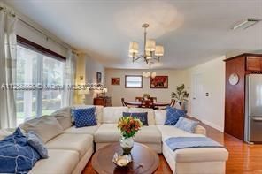 Recientemente alquilado: $4,750 (3 camas, 2 baños, 1485 Pies cuadrados)