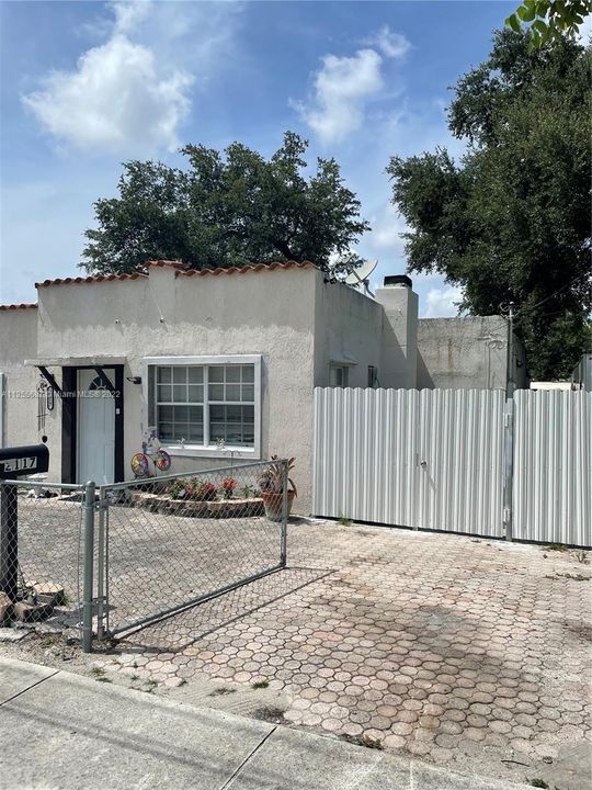Recently Sold: $435,000 (4 beds, 2 baths, 1014 Square Feet)