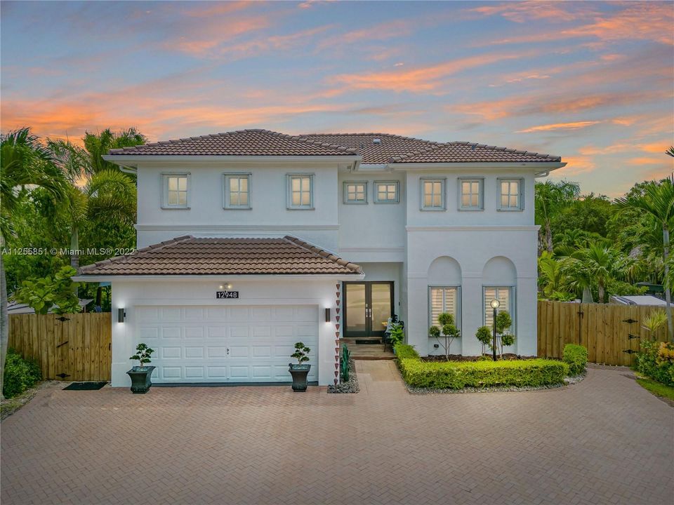 Recently Sold: $925,000 (3 beds, 3 baths, 2663 Square Feet)