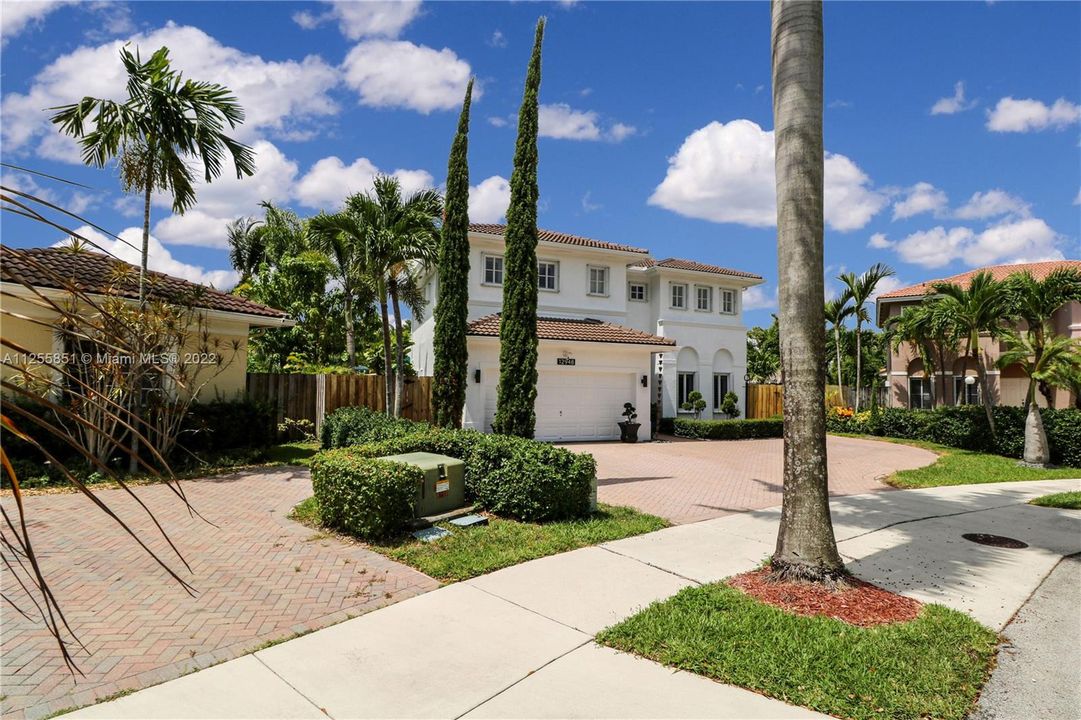 Recently Sold: $925,000 (3 beds, 3 baths, 2663 Square Feet)