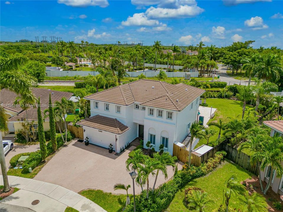 Recently Sold: $925,000 (3 beds, 3 baths, 2663 Square Feet)